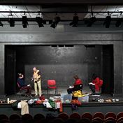 SLÁVA STROJŮ A MĚST / režie: Jaroslav Dušek